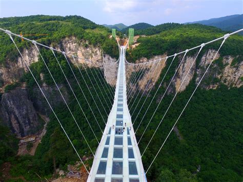  Il Ponte di Vetro del Canyon Tianmen: Una Passeggiata tra le Nuvole e il Vuoto Assoluto!