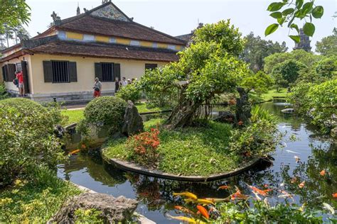  Il Tempio di Thien Mu: Un capolavoro architettonico che risplende sul fiume Perfume!