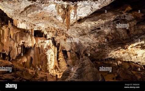  La Grotta di Maiji: Una meraviglia geologica e un rifugio spirituale unico!