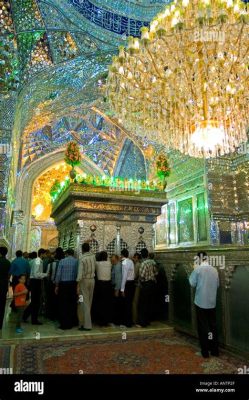 Il Mausoleo di Shah-e Cheragh: Una Splendida Sinfonia di Specchi e Luci Divini a Shiraz!