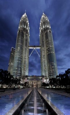 Petronas Twin Towers: Una meraviglia architettonica che sfiora il cielo!