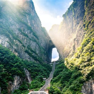 Tianmen Mountain: La Scalinata del Paradiso e una Vista Mozzafiato sull'Infinito!