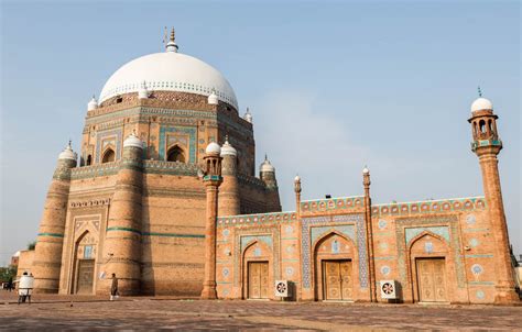 Patrimonio dell'UNESCO e Sfumature di Storia: La Tomba di Shah Rukn-i-Alam a Multan!