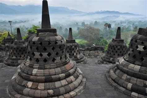 Candi Borobudur: Una maestosa testimonianza del passato indonesiano!