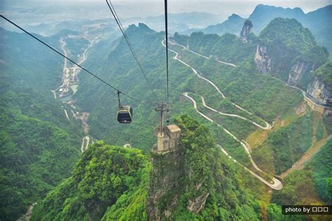 Il Monte Tianmen: Una maestosa montagna con panorami mozzafiato che sfidano la gravità!