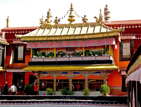 Il Tempio di Jokhang: Un centro spirituale vibrante e una finestra sulla storia tibetana!