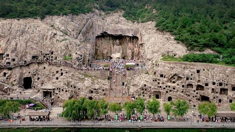 Il Tempio di Longmen: Un capolavoro scolpito nella pietra e un'immersione nella storia!