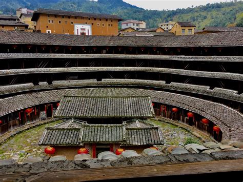  Il Tempio di Longyan: Un gioiello architettonico nascosto tra le montagne!