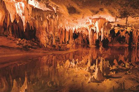 Le Grotte di Liyu: Un labirinto di stalattiti scintillanti e meraviglie sotterranee!