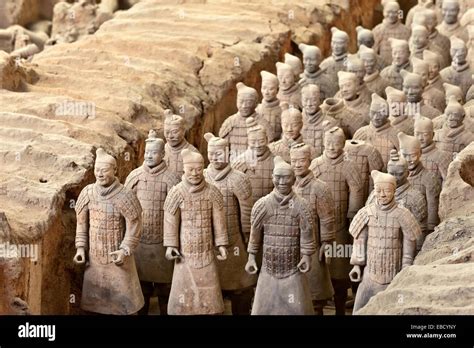 Il Mausoleo di Qin Shi Huang: Un Esercito di Terracotta per L'Eternità!